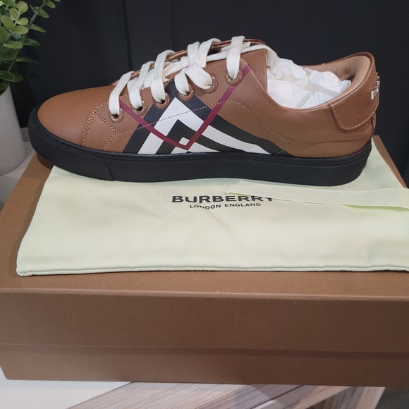 Burberry Sneakers - Picture 8 of 8